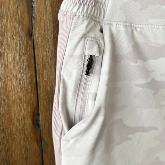 Athleta Brooklyn Lined Jogger | Light Pink Camo | Size 8 - Picture 4 of 11